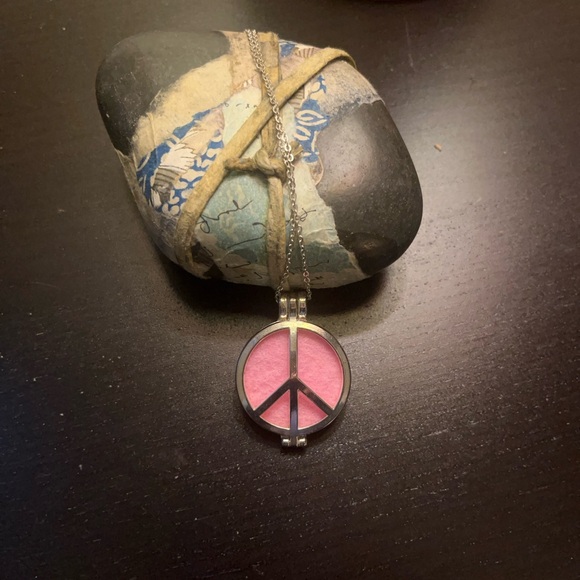 Essential oil Peace Sign necklace - Picture 4 of 6